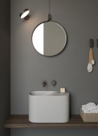 Ästhetischer Waschbereich mit kleinem Waschbecken in Weiß - Kleiner Raum, große Wirkung von bad und zimmer concept