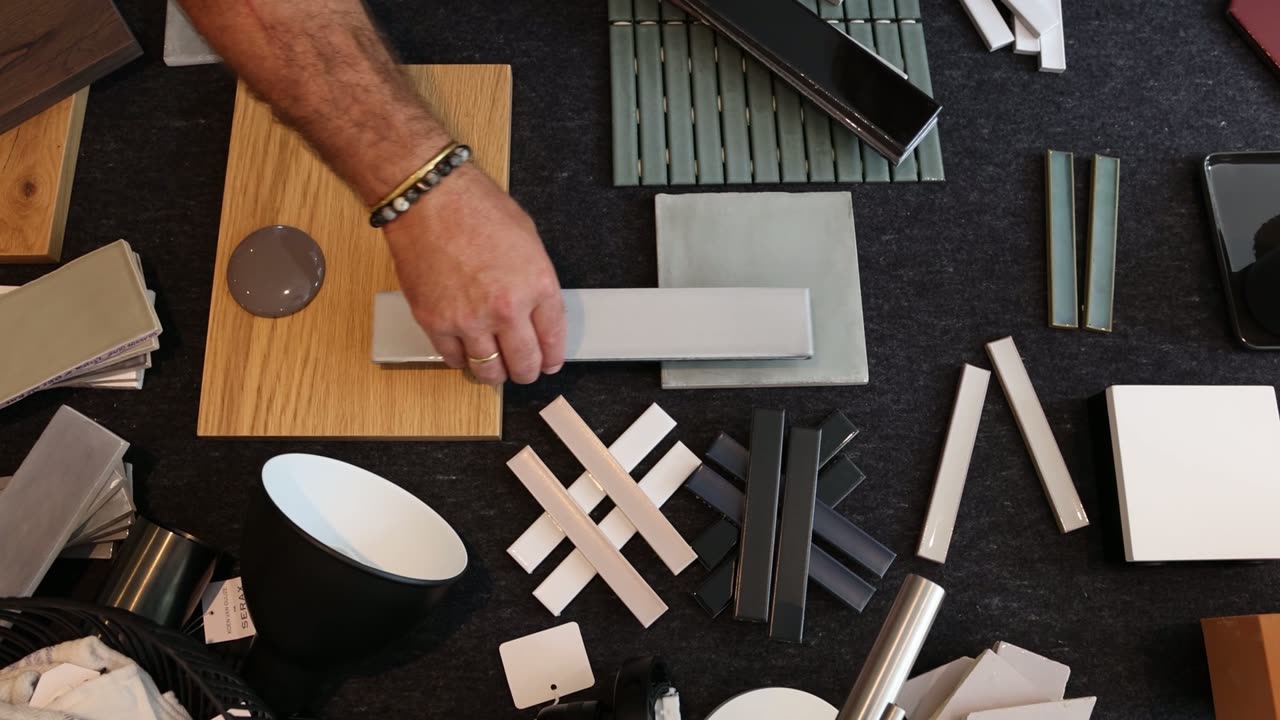 Kurze Videosequenz aus dem Showroom: Fliesen- und Materialmuster in Sand-, Marmor- und Terrazzotönen