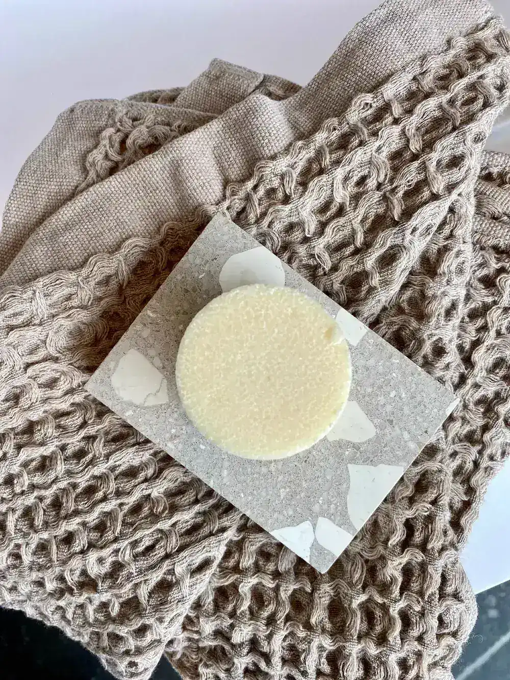 Terrazzo-Oberfläche mit Handtuch