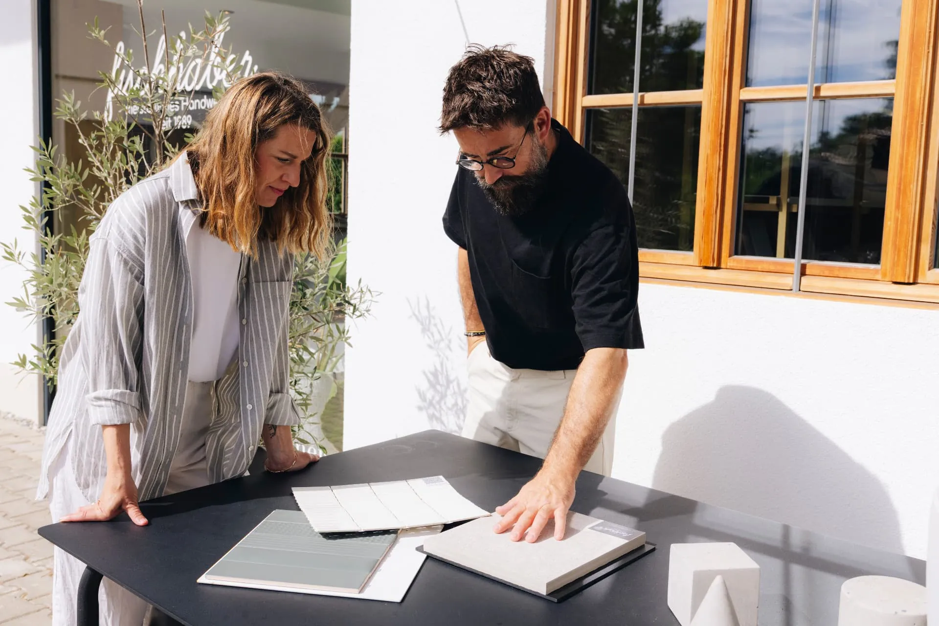 Katharina Fischhaber und ihr Kollege vor dem Studio von bad und zimmer concept