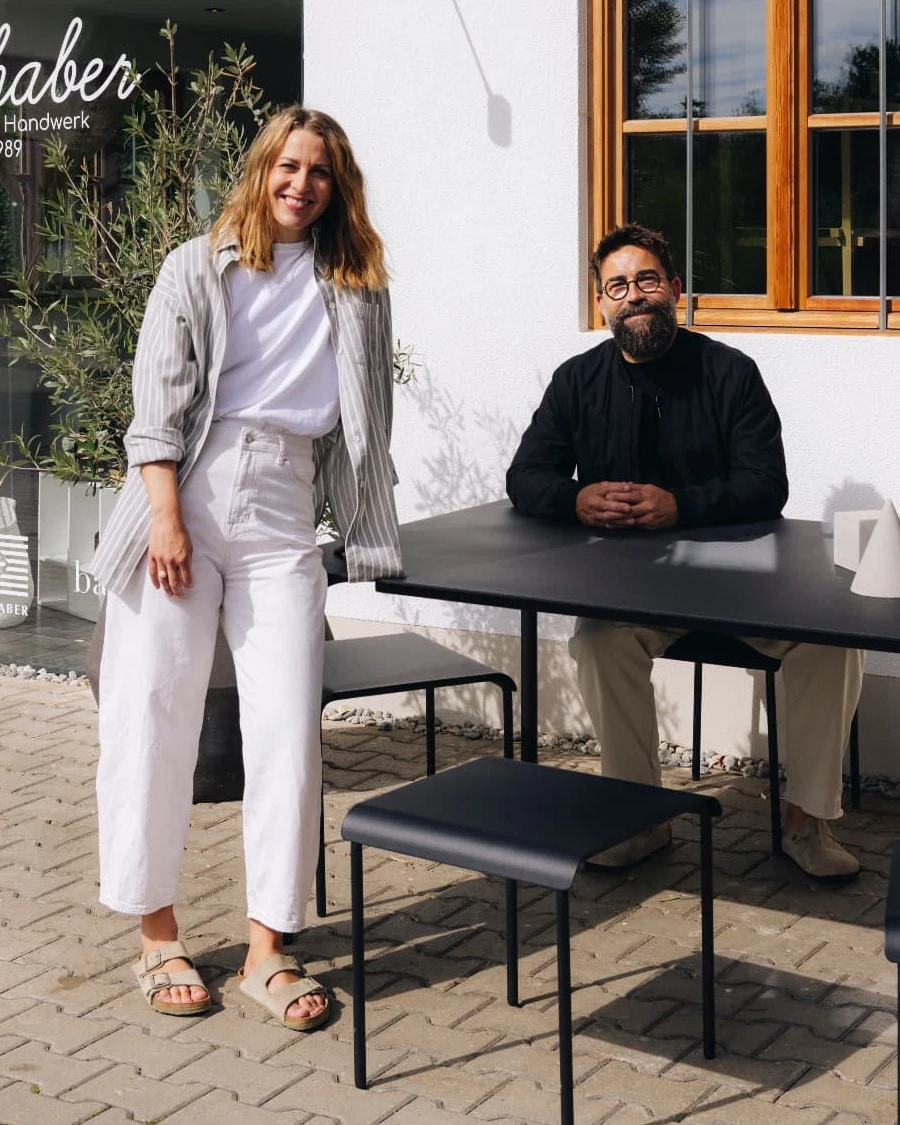 Katharina und Matthias Fischhaber vor dem Studio von bad und zimmer concept